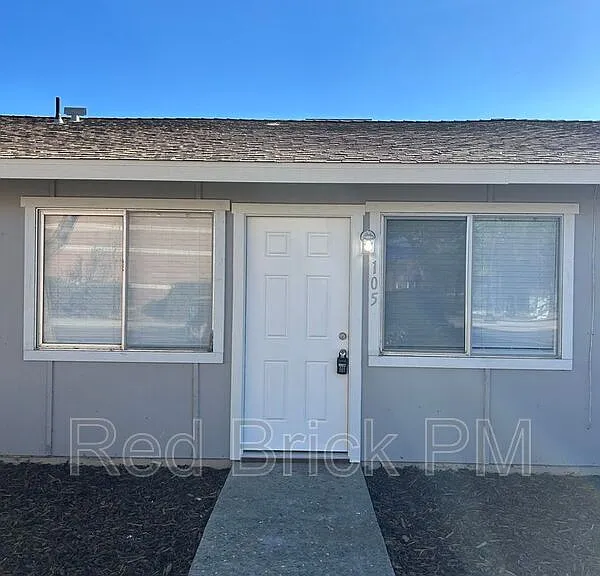 105 Kings Ave — Photo 1