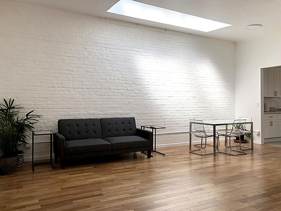 3rd image of 36 Waverly Pl Ste 3
