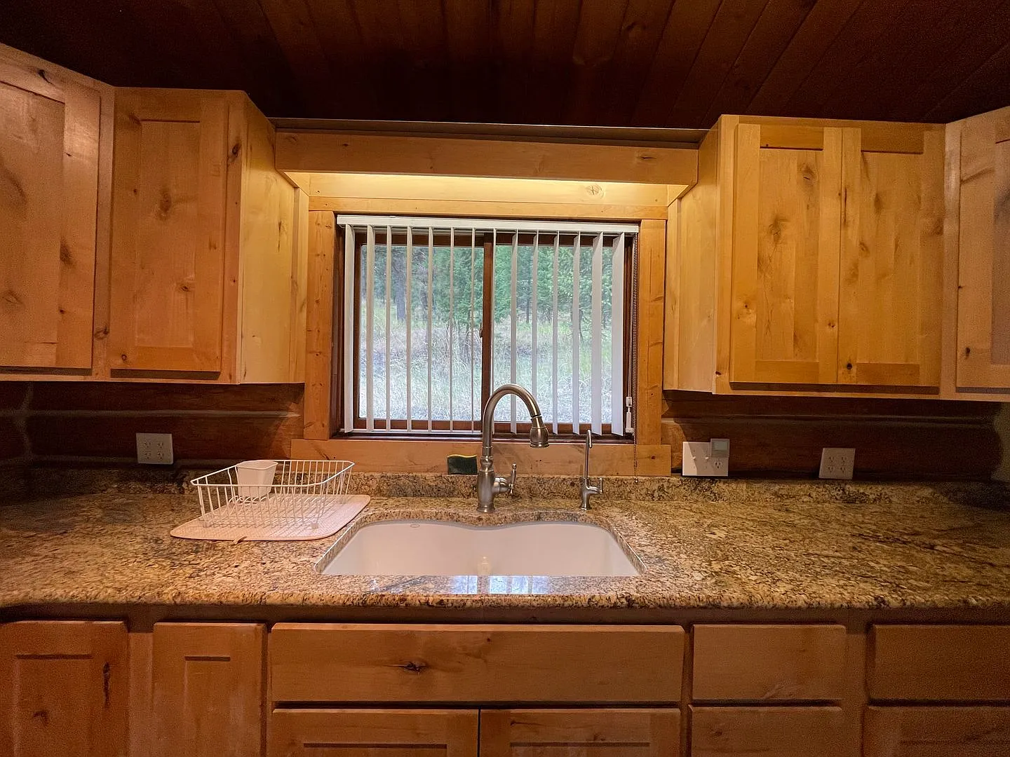 Charming 2-Bedroom Log Cabin in Scenic Kila, Montana — Photo 2