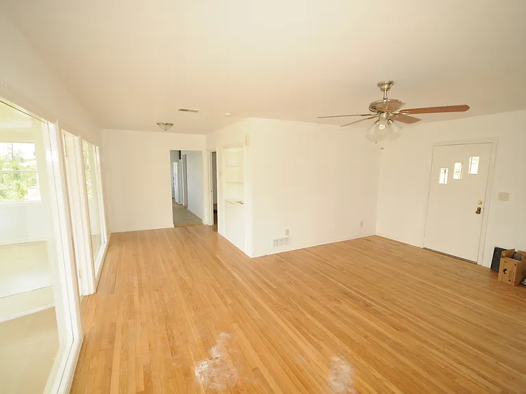 16 Windsor Dr — Photo 4