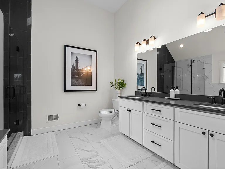 819 Irving Ave — Photo 29