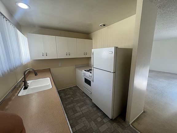2nd image of 555 S Los Robles Ave APT 9