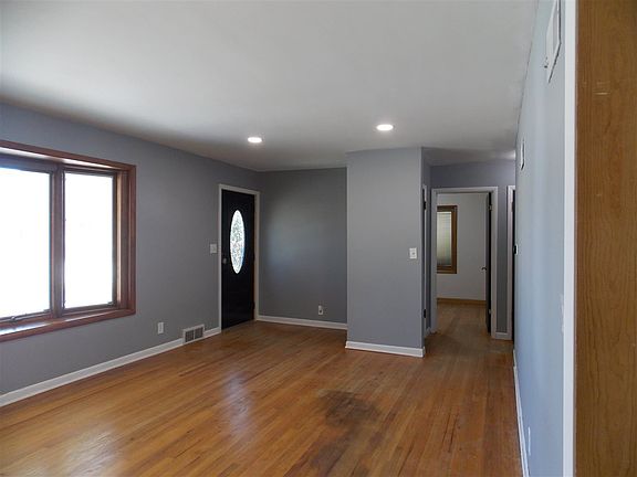 4th image of 302 E 21st St