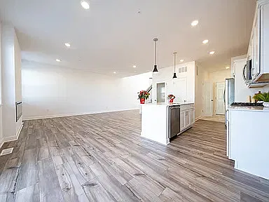 4 bed, 2397 sqft, $2,999 — Photo 3