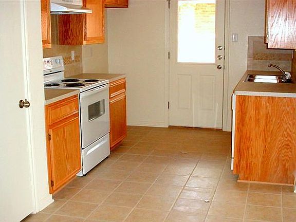 DSC03969 (Small)kitchen (2)_05262017