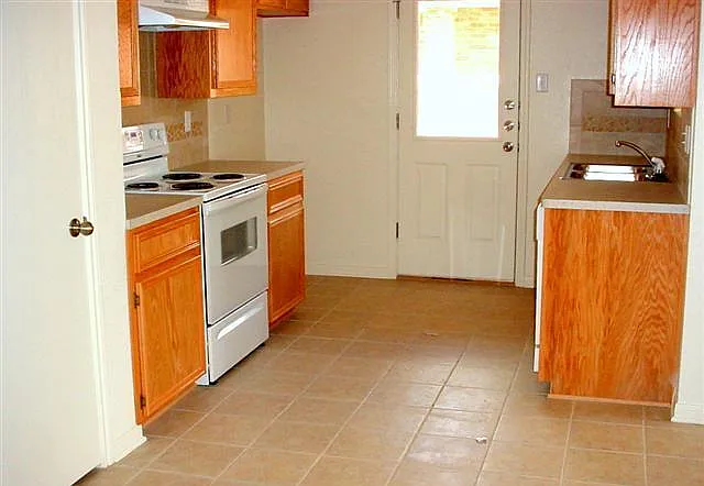 DSC03969 (Small)kitchen (2)_05262017