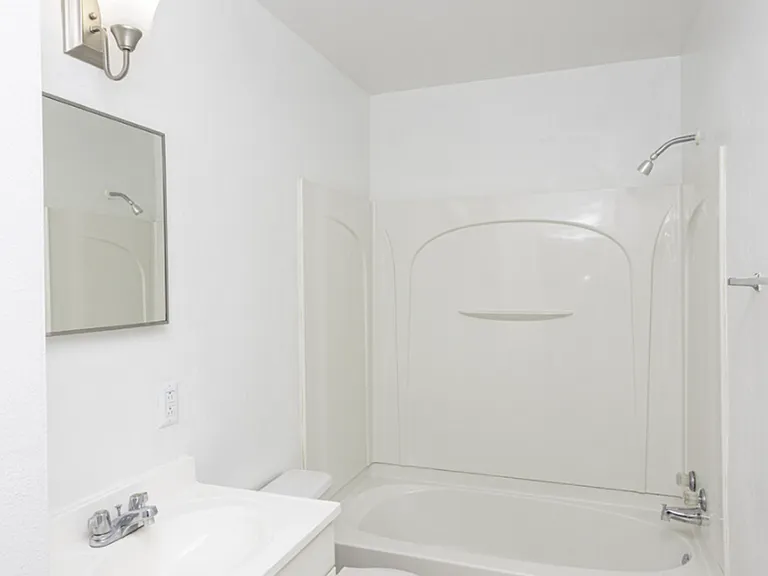 Colonial Manor Apartments — Photo 14