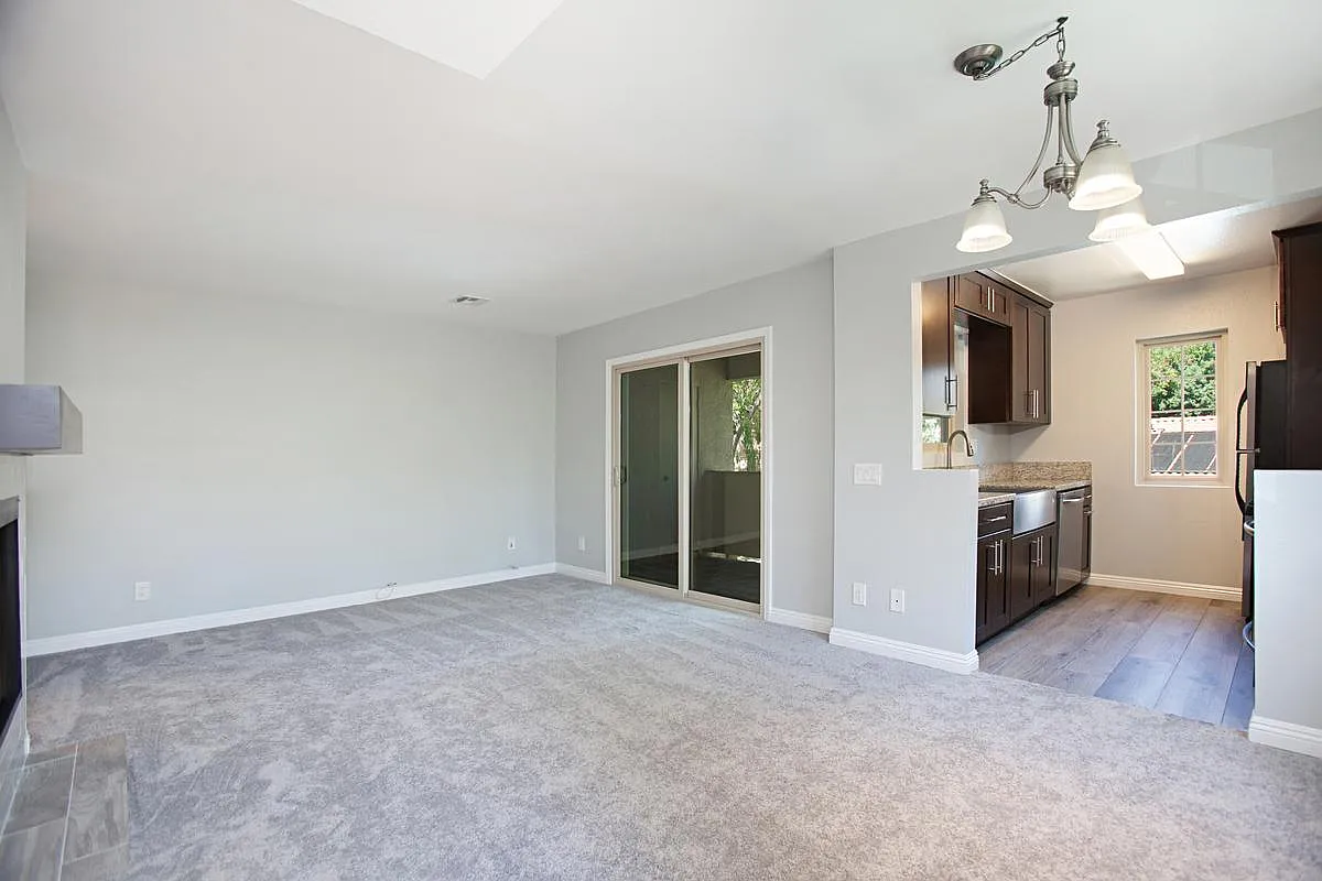 2 bed, 881 sqft, $2,950 — Photo 2