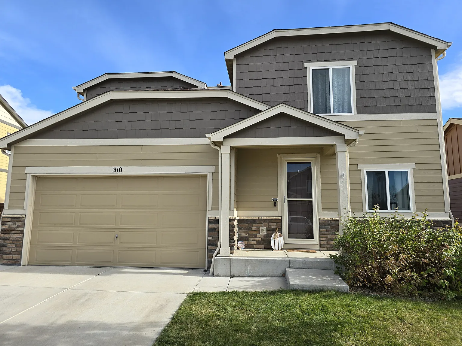 4 bed, 2.5 bath, 1900 sqft, $2,990 — Photo 1