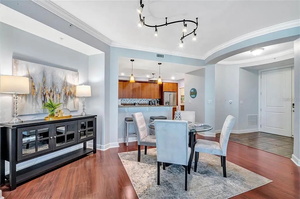 2 bed, 2.0 bath, 2097 sqft, $5,500 — Photo 4