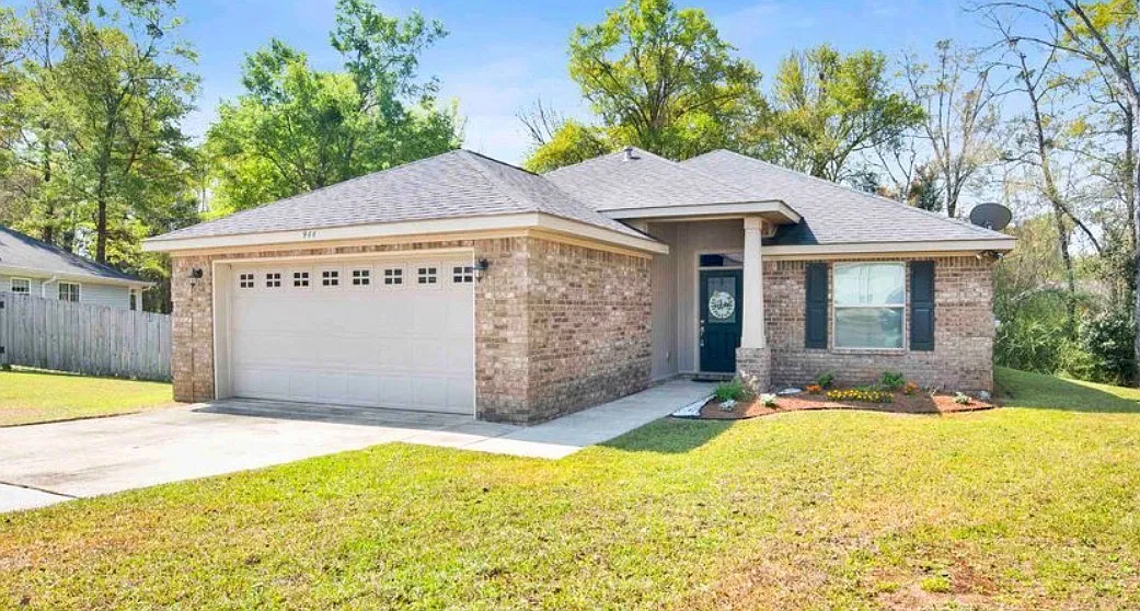 3 bed, 1598 sqft, $1,900 — Photo 1