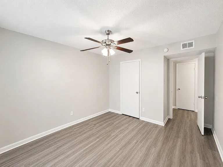 Spanish Cove Apartments — Photo 9