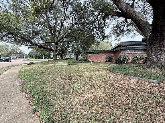 3rd image of 1255 Lancaster Dr