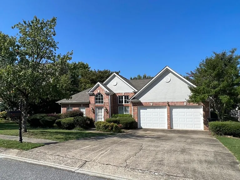209 Lenox Ln — Photo 1