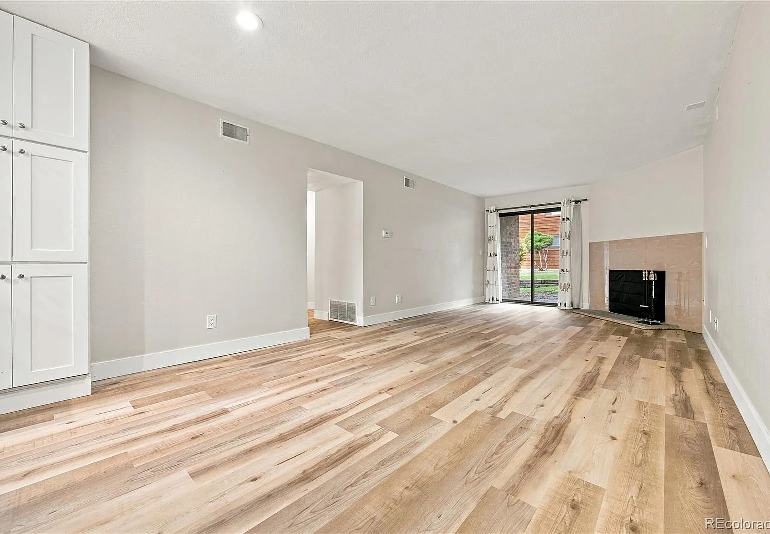 2 bed, 1.0 bath, 971 sqft, $1,595 — Photo 1