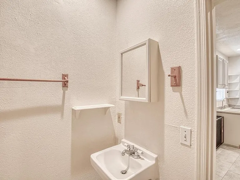 638 E 1st St #2 — Photo 28
