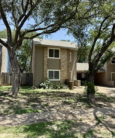 1500 Summer Creek Dr — Photo 2