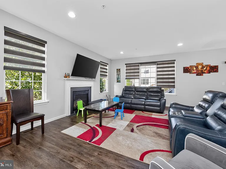 271 Fairfield Cir W — Photo 6