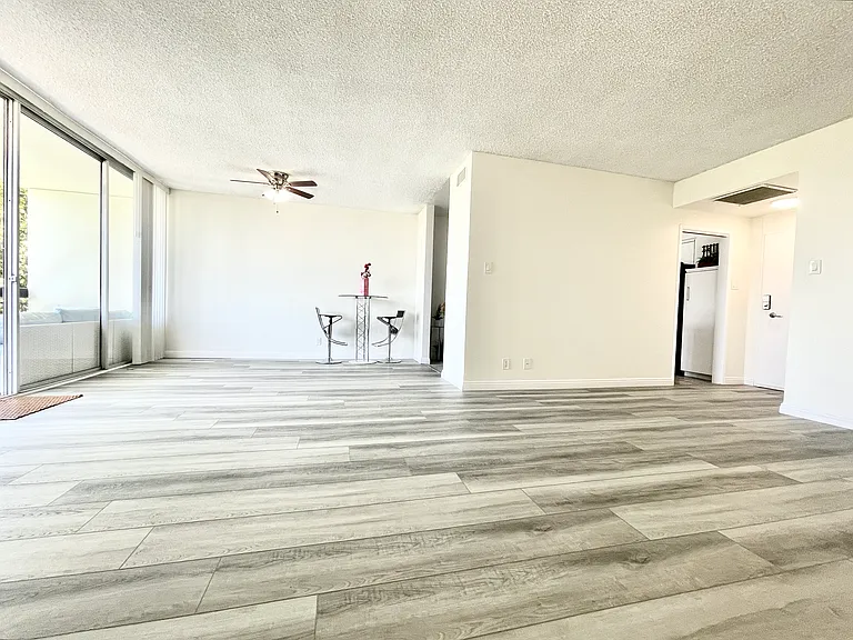 Occidental Towers Apartments — Photo 172