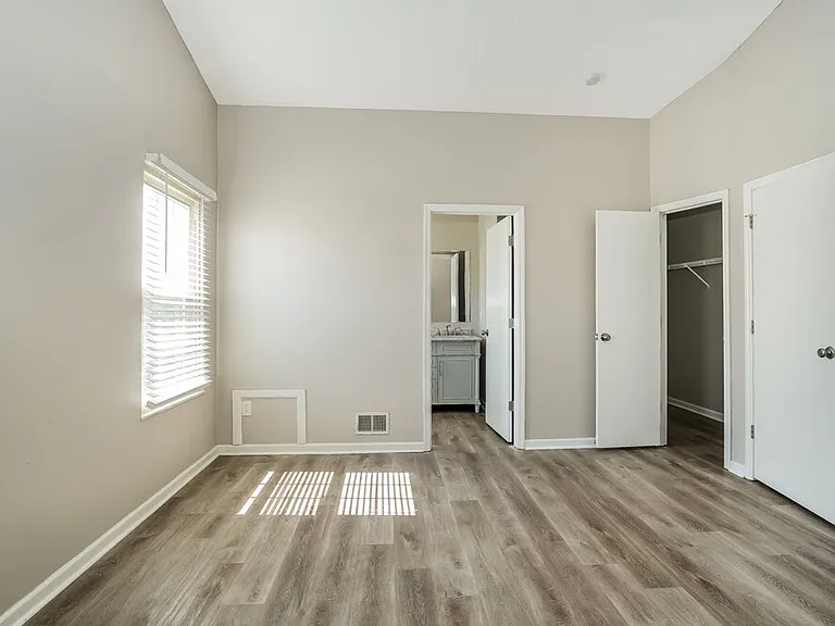 1127 Crestview St — Photo 12