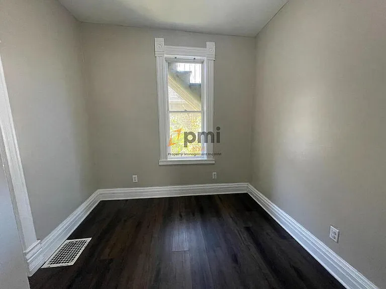 424 E 10th St #1 — Photo 6