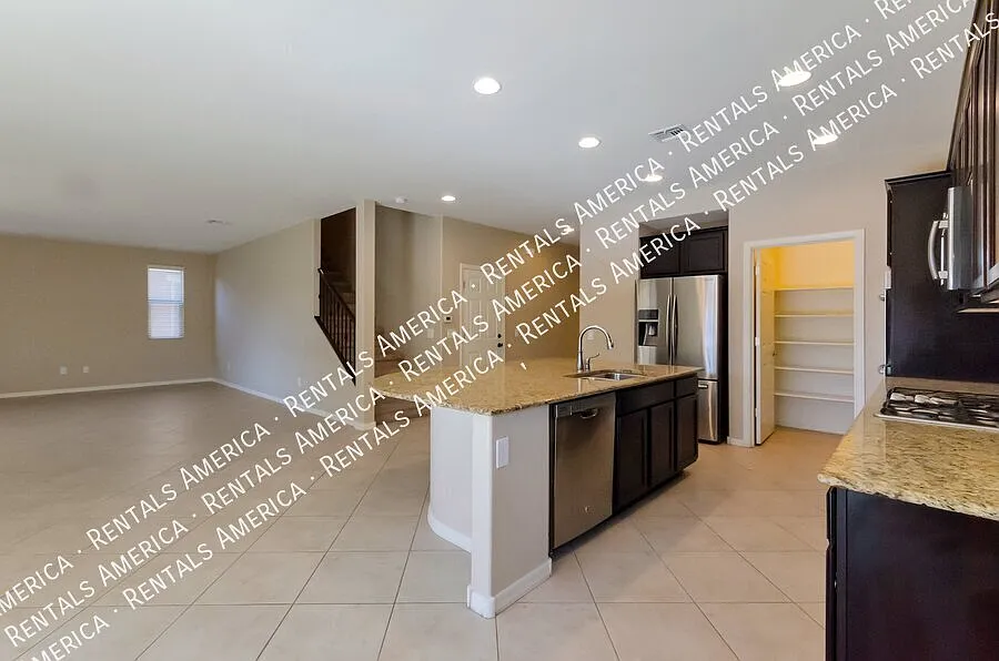 Stunning 4bdrm in great neighborhood! — Photo 4