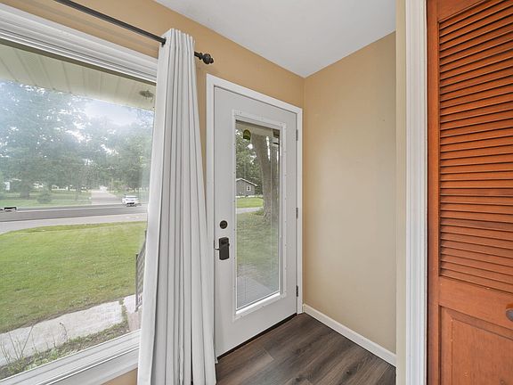3rd image of 204 Iroquois St
