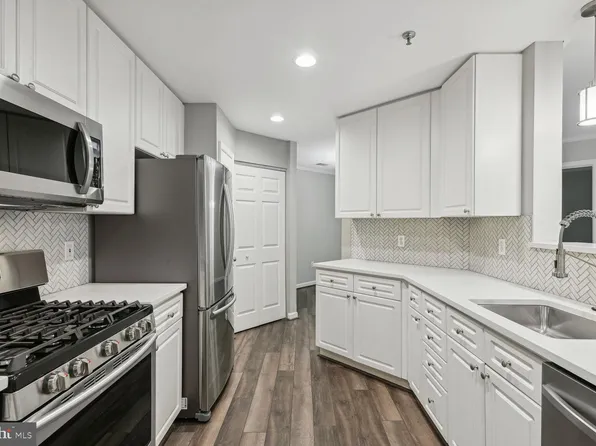 5563 Seminary Rd APT 216, Falls Church, VA 22041