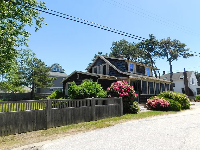 70 E Grand Ave — Photo 42