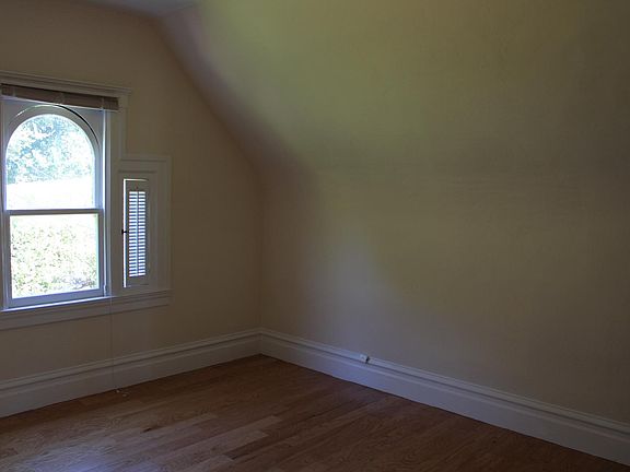 5th image of 221 San Carlos Ave