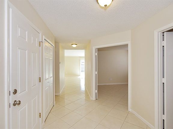 3rd image of 610 Oak Manor Cir