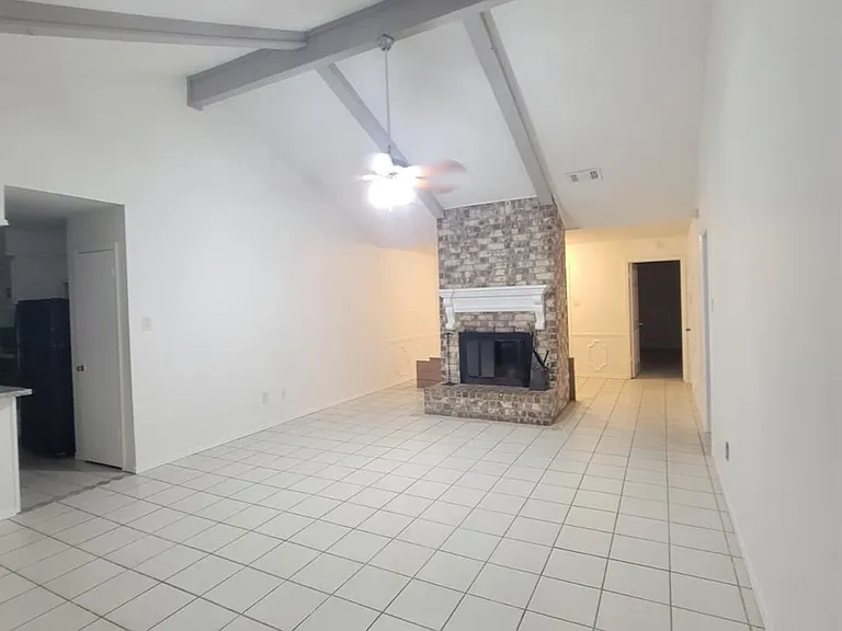 323 Edgeton Ct — Photo 6