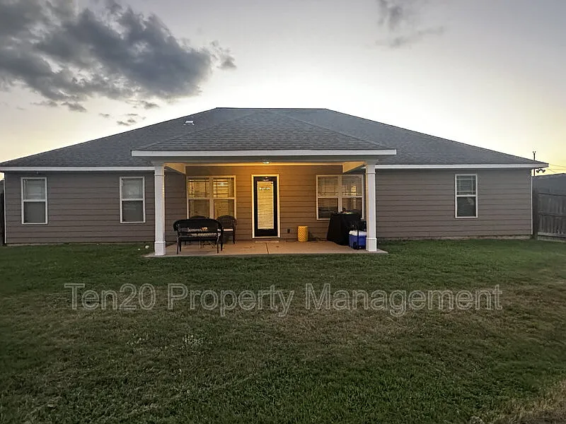 4 bed, 2.0 bath, 2066 sqft, $2,000 — Photo 3