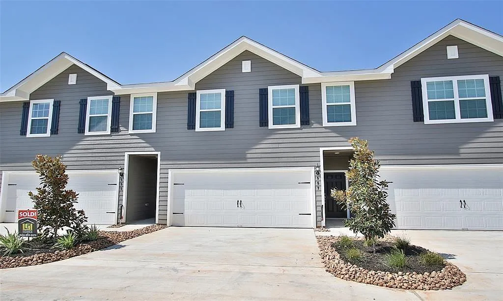 3 bed, 2.5 bath, 1813 sqft, $1,825 — Photo 1