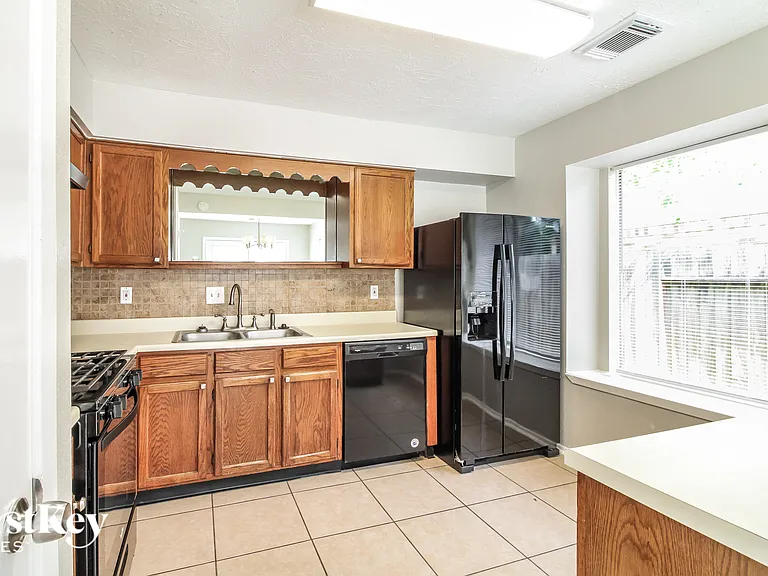 1023 Huntington Dr — Photo 5