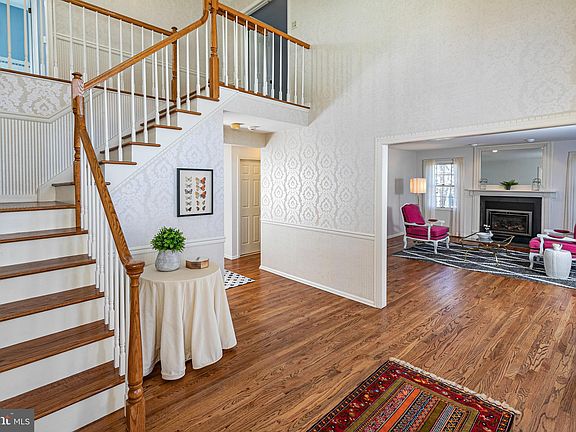 3rd image of 10 Garnet Ln