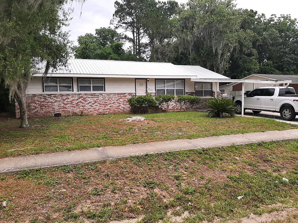 2nd image of 323 SE Country Club Rd