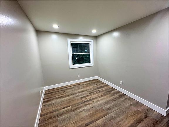 5th image of 33109 Alberta St #33109