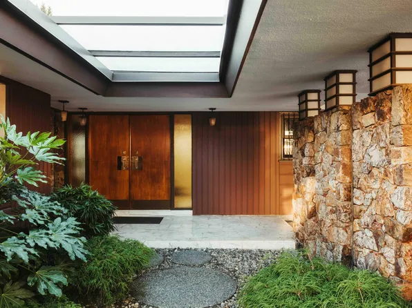 701 Dansey Ave, Coquitlam, BC V3K 3G4