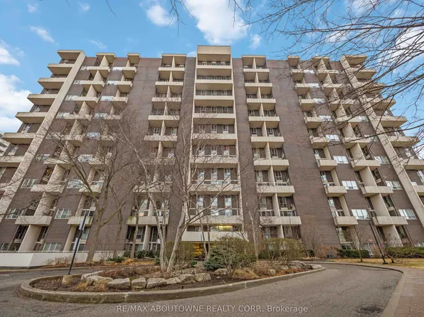 60 Southport St #808, Toronto, ON M6S 3N4