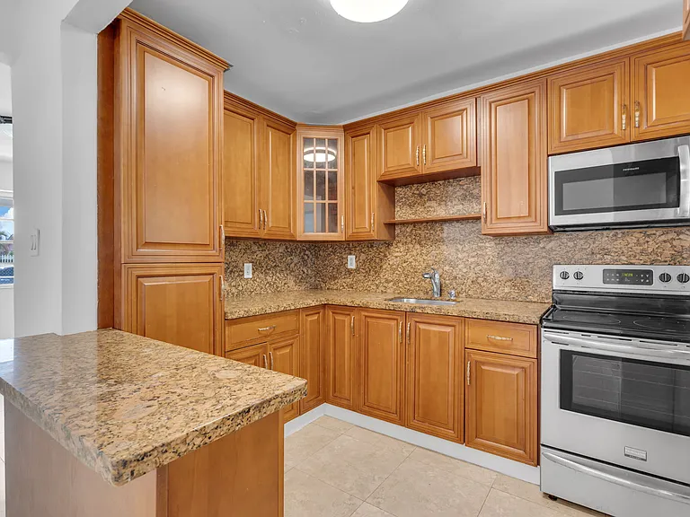 1040 SW 73rd Ct — Photo 10