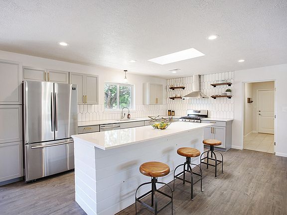 5th image of 328 Luscombe Ln