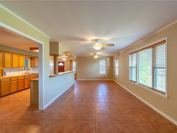 1327 Southwood St, Alice, TX 78332