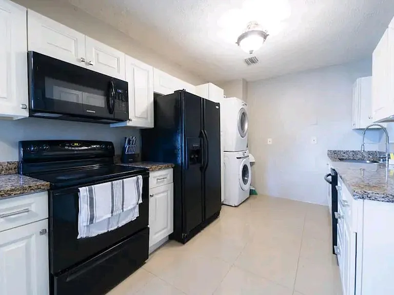 1618 NW 14th Ct — Photo 2
