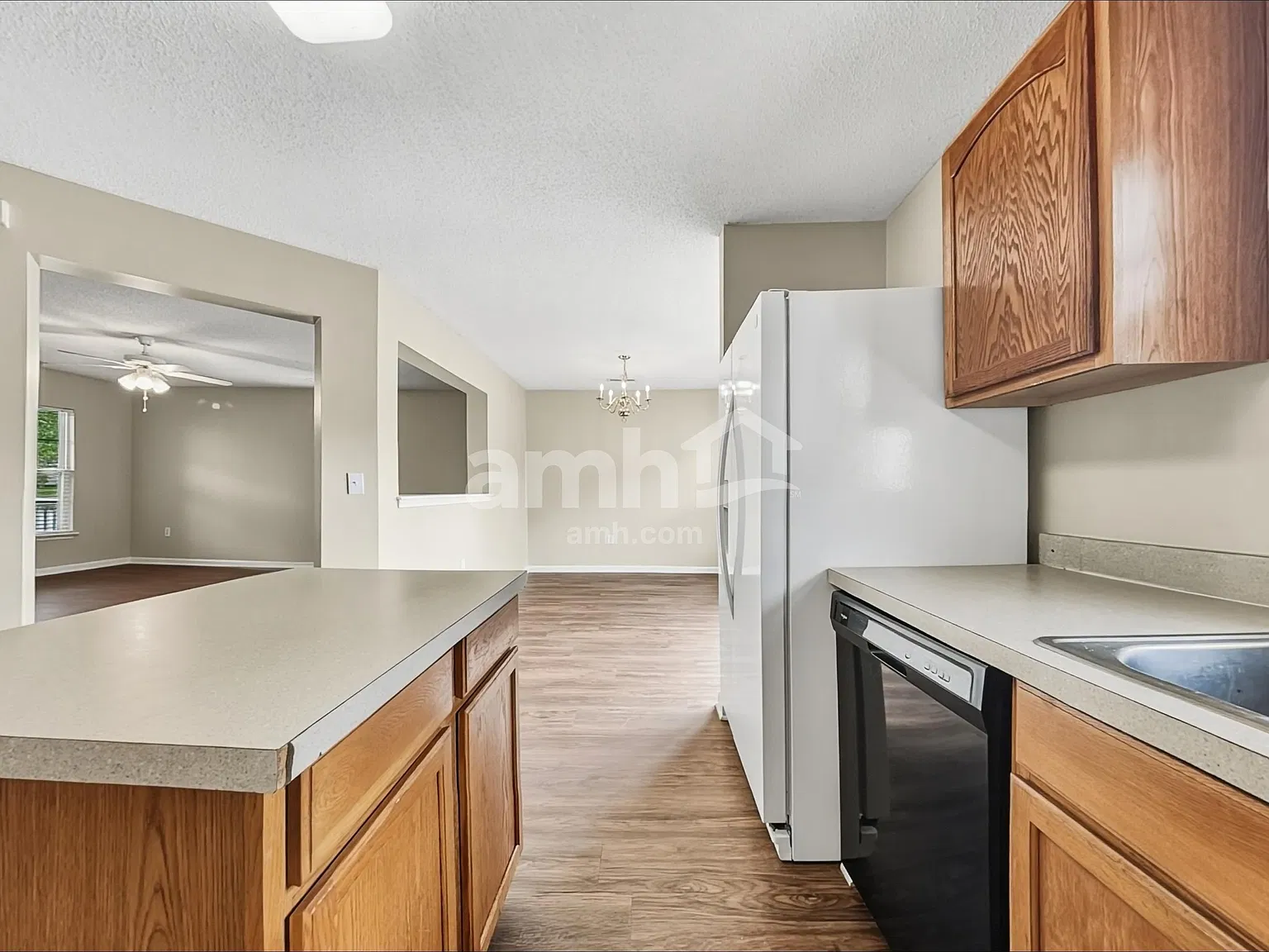 4 bed, 3.0 bath, 2160 sqft, $2,640 — Photo 3