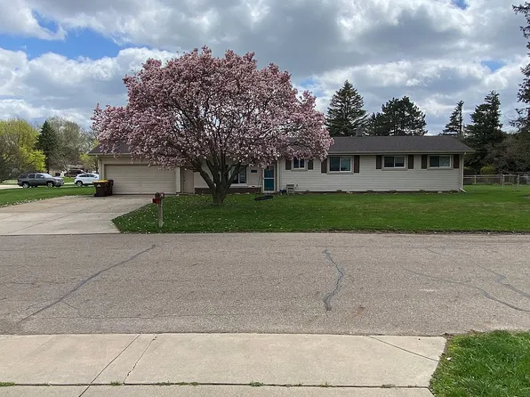 4411 Darron Dr, Lansing, MI 48917