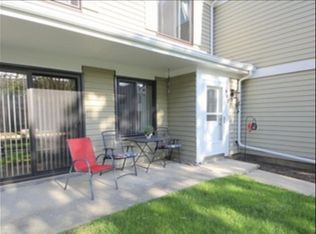 905 Jackson Ct, Vernon Hills, IL 60061