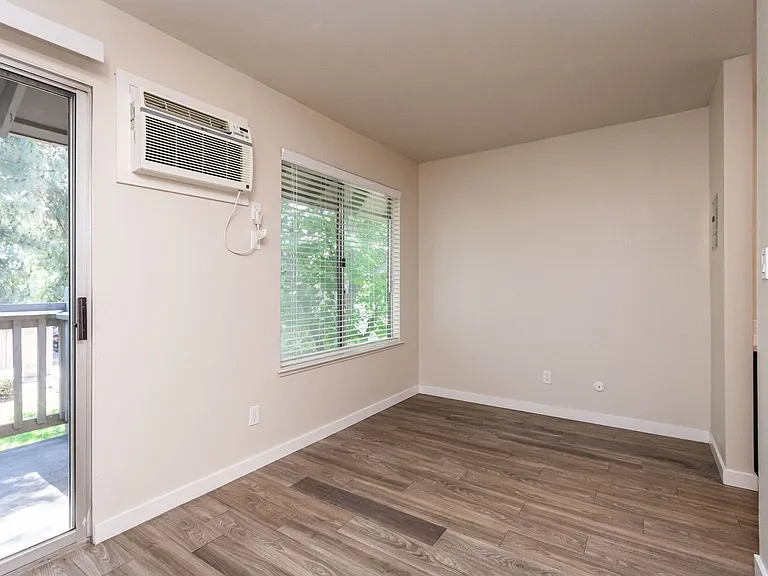 Riverbend Apartments — Photo 15