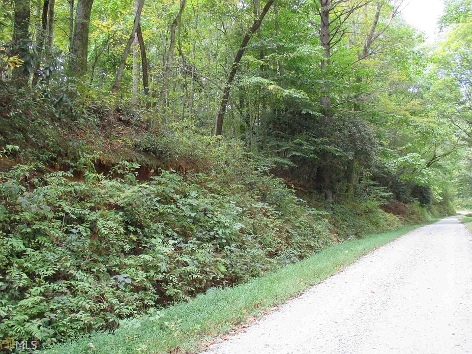 330 foot county maintained gravel road frontage