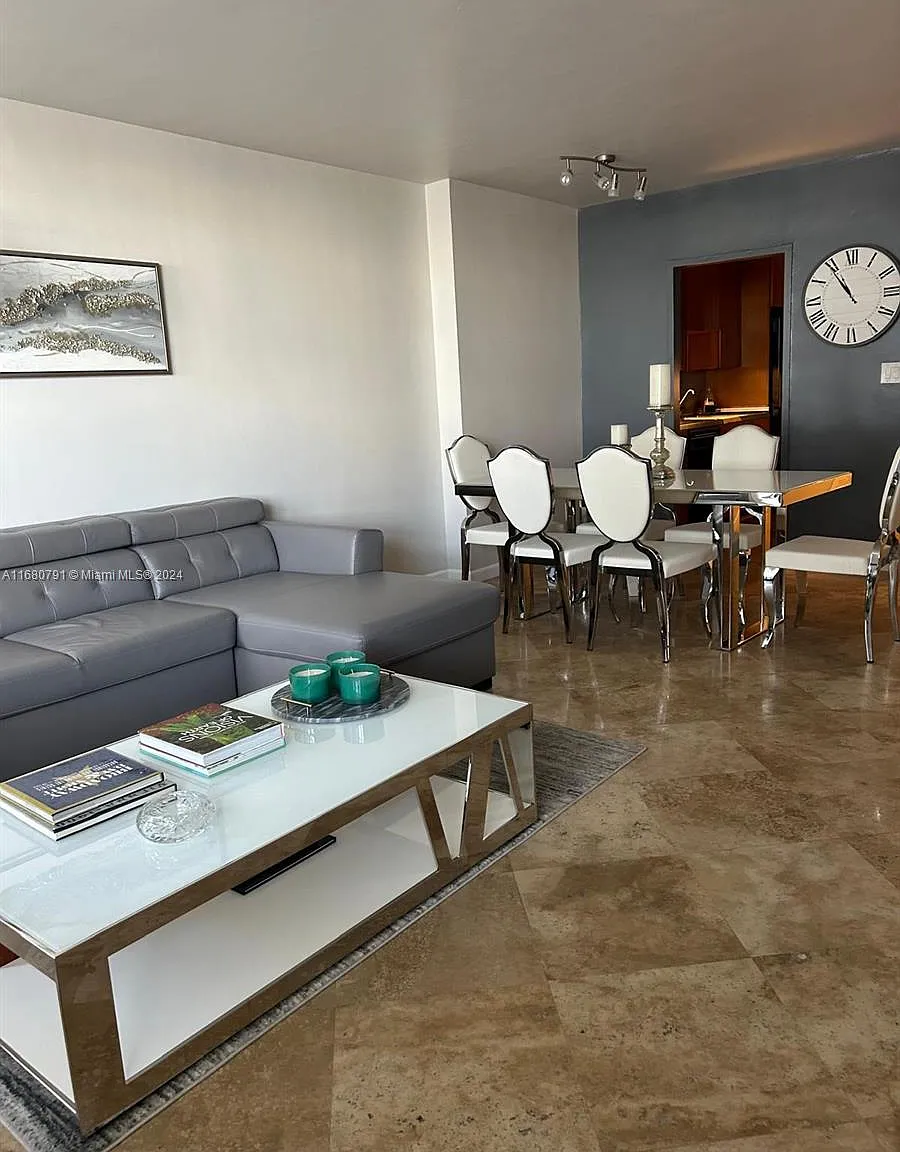 The Decoplage Condo — Photo 3